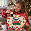 Fillette qui tient le calendrier de l'Avent Squishy Squishmas face caméra